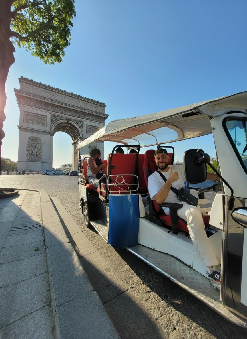Tuk tuk devant l'Arc de Triomphe
